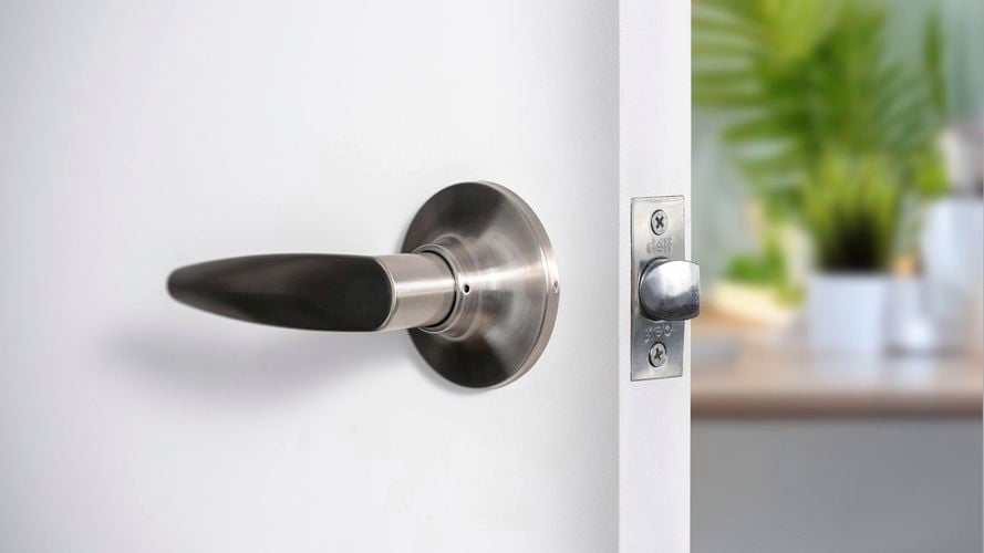 A sliver door handle model number DKNOB0005