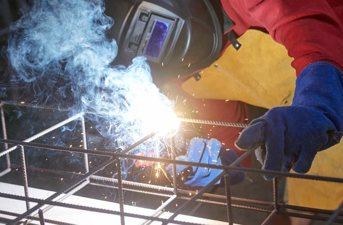 Welding one sheet of wire mesh to the spokes of another sheet of wire mesh below