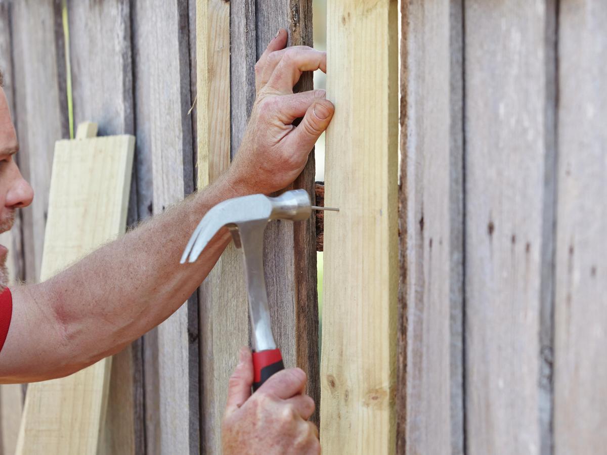 How To Fix a Fence Paling - Bunnings Australia