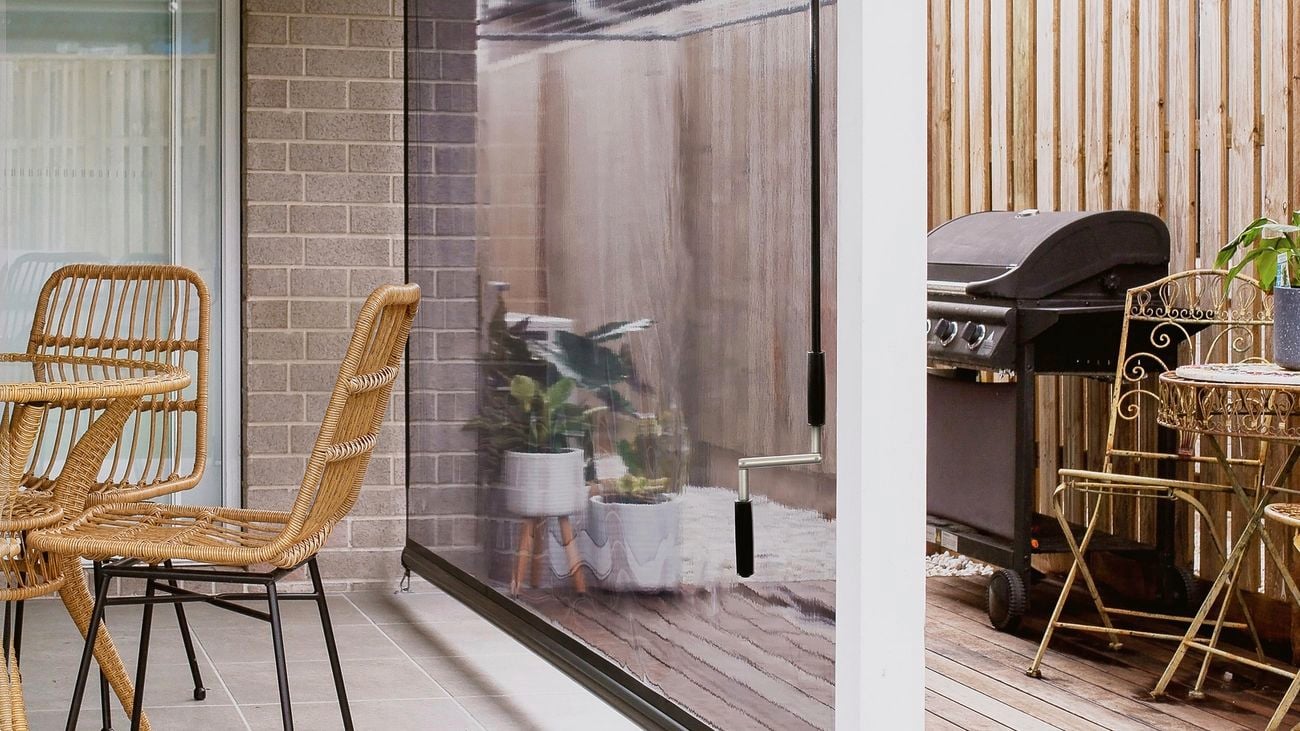 An outdoor patio area fit out with Bistro Blinds ‘Café Crank’ blind in Charcoal