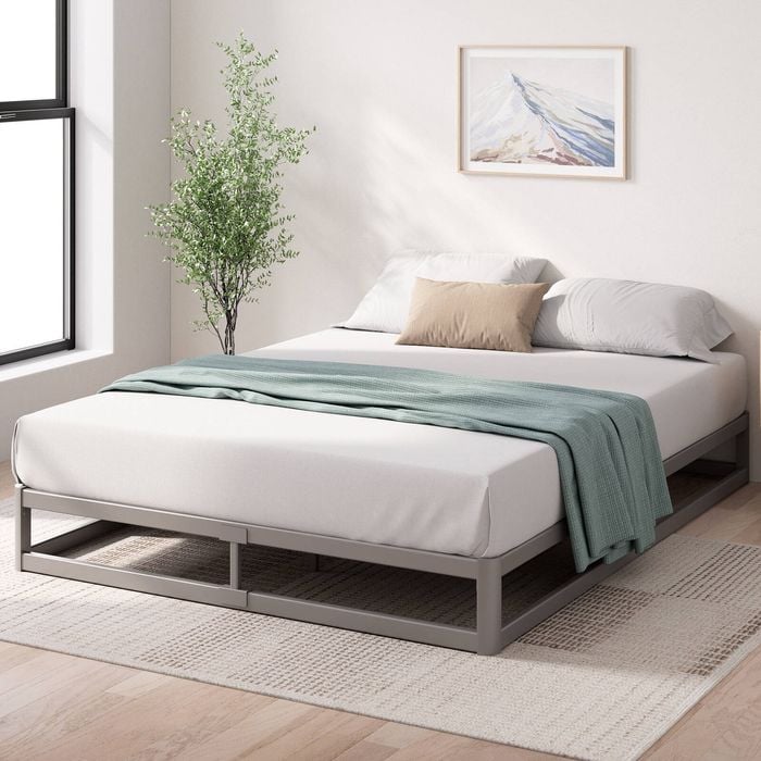 Zinus Queen Metal Bed Frame Bed Base Pallet Style Frame - Grey