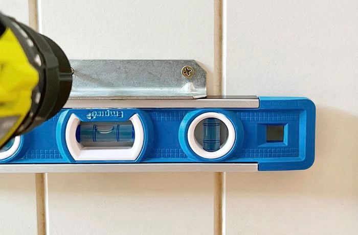 Measuring level on VJ panel for brackets