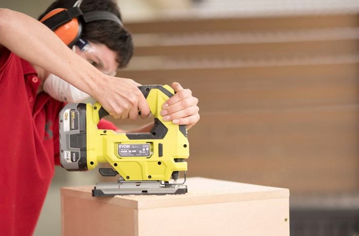 Using a Brushless Jigsaw to cut timber.