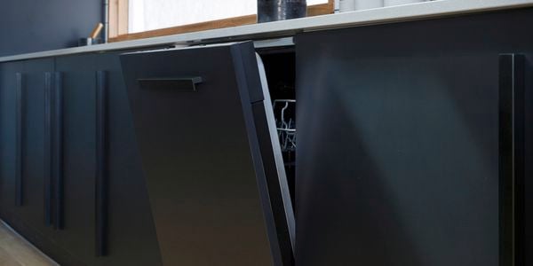 Designed
  to match your cabinetry, integrated dishwashers can either blend seamlessly
  with your kitchen cabinetry and hardware, or provide a customised contrast
  with the use of stainless steel panels or handles.