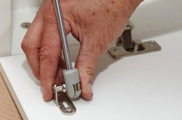 Attaching the gas struts