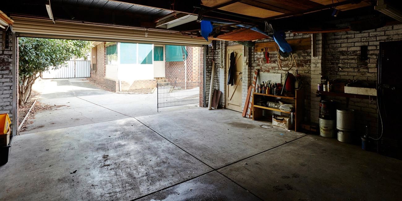 Old, untidy garage.