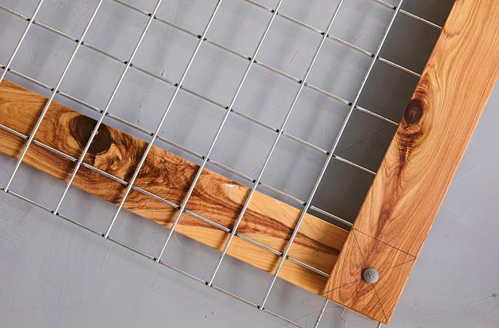Corner joint of timber with steel mesh