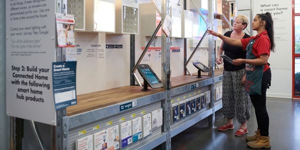 Bunnings Team Member helping a customer in the Smart Home department.