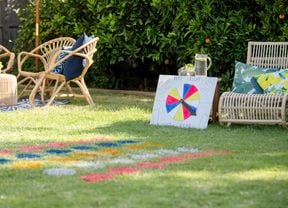 Outdoor sitting with twist game