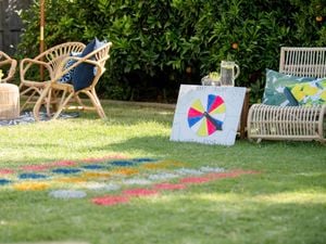 Outdoor sitting with twist game