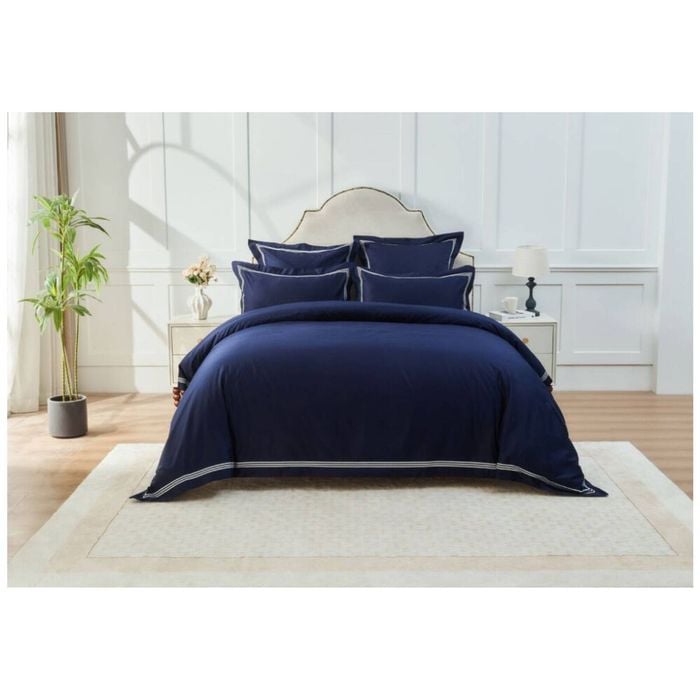 Grosvenor House 500TC Hotel Embroidered Quilt Set Queen Navy W/ White