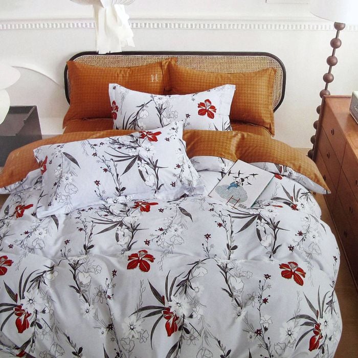 Bloomington 300TC Boronia Silver Reversible Cotton Quilt Cover Set Single