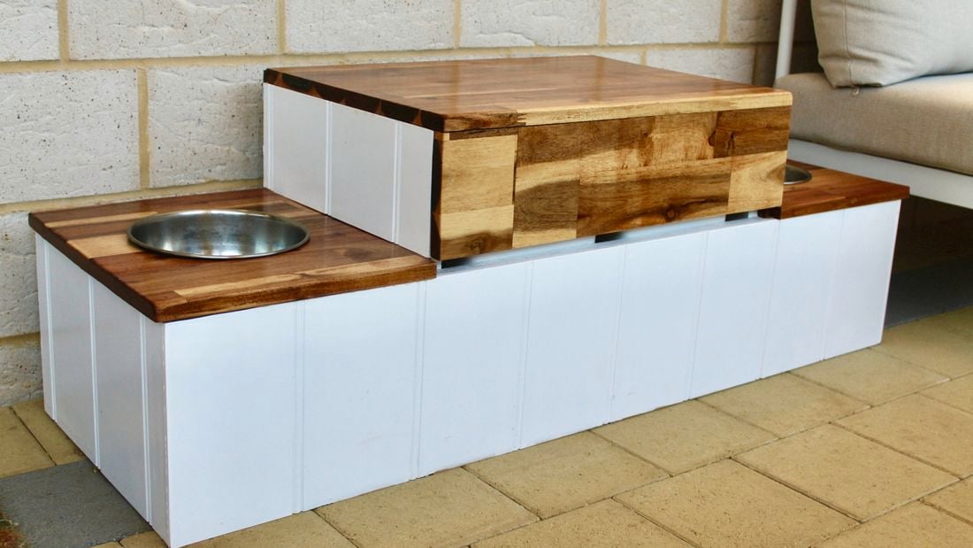 <p>Hampton style dog feeding station</p>