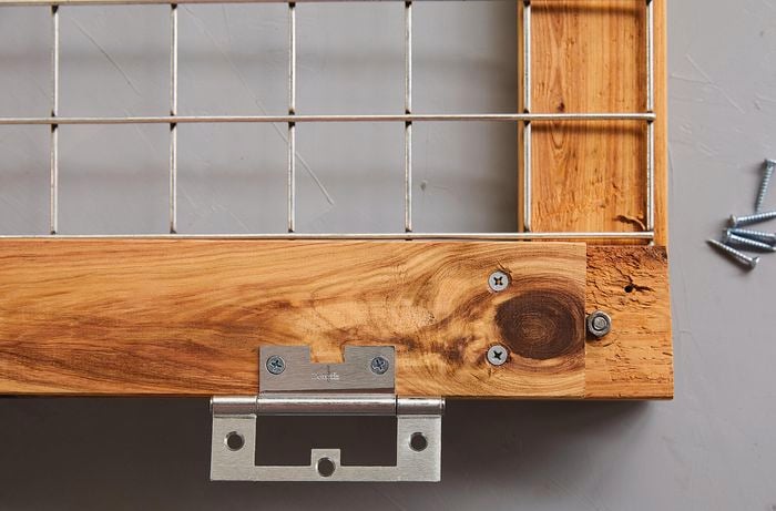 Corner joint of timber with steel mesh and hinge