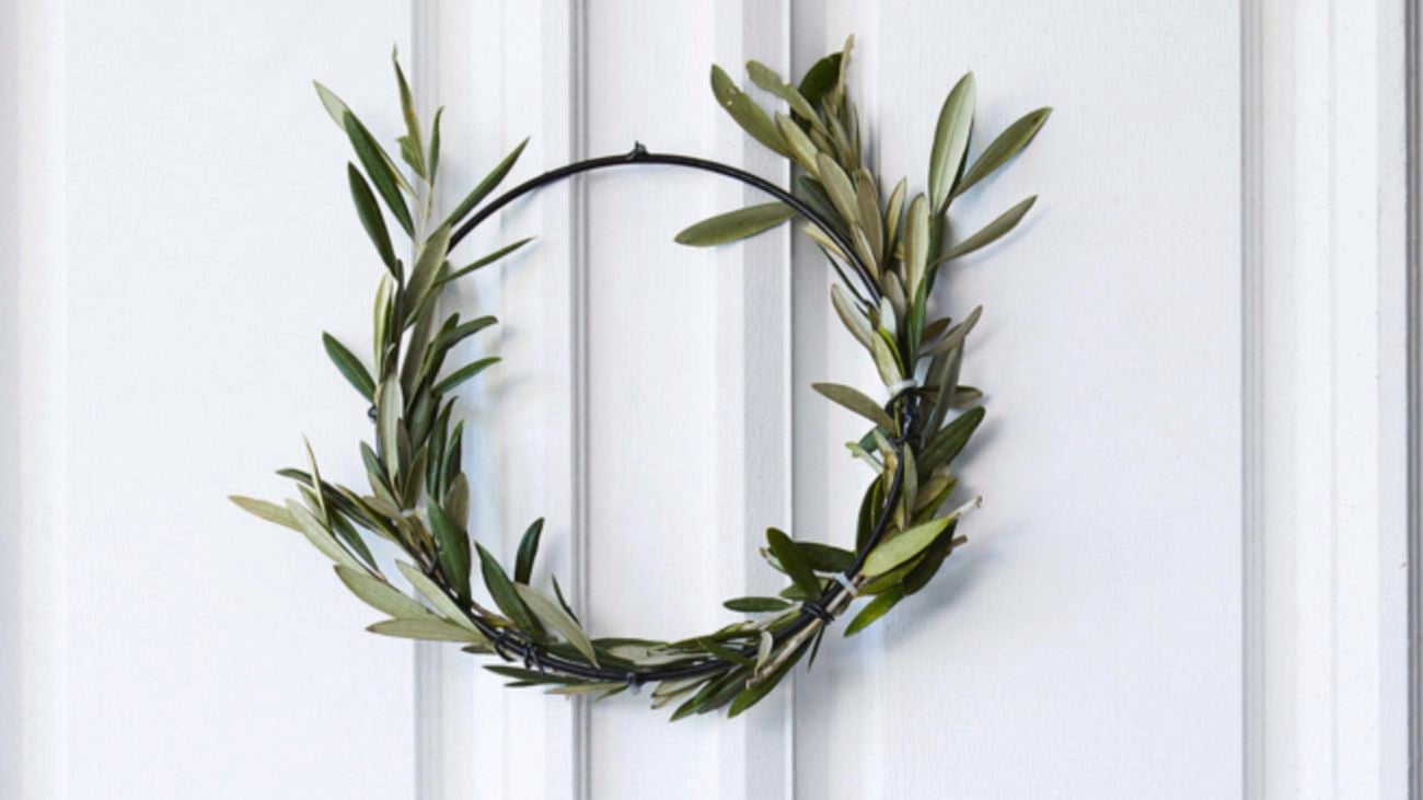 Christmas wreath made from green leaves.