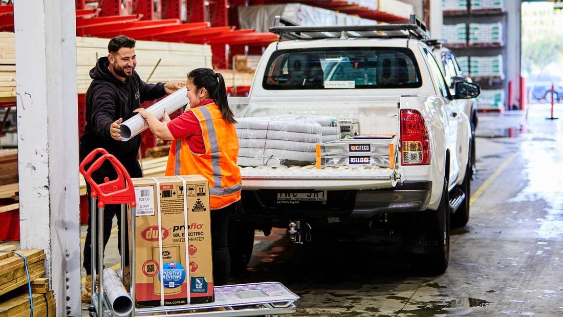 Image of team member helping a customer in trade yard