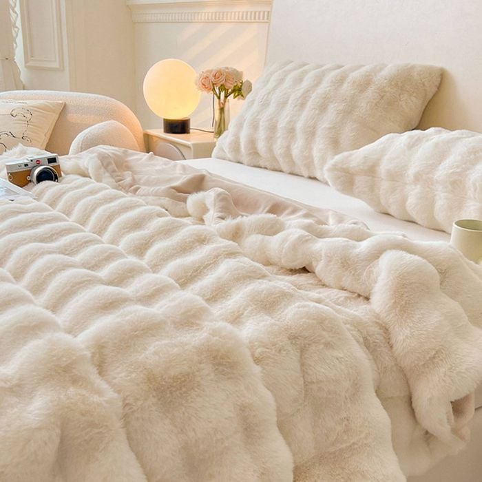 CottonMore Luxury Thick Faux Fur Blanket Soft Plush Throw with Cushion Cream White