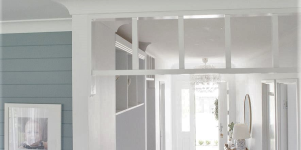 A hallway with white ceiling and white fretwork