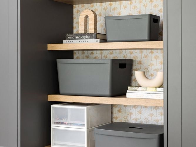 Brand page - Inabox - 1 grey modular containers on shelves