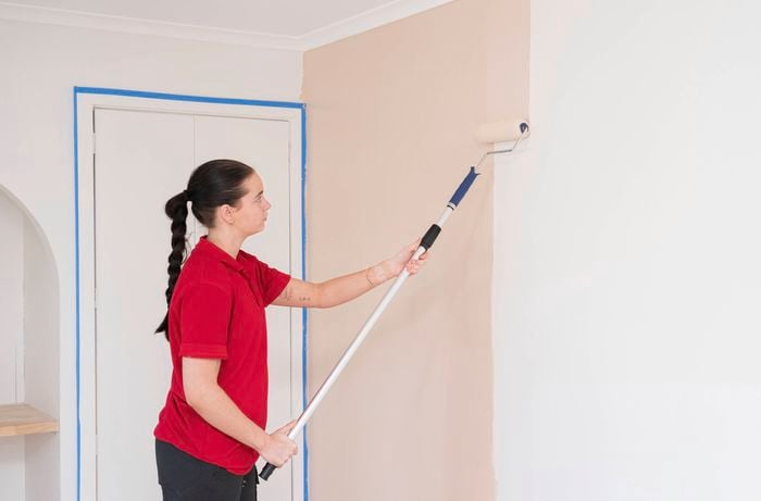 Paint on the wall in straight strokes from top to bottom using paint roller