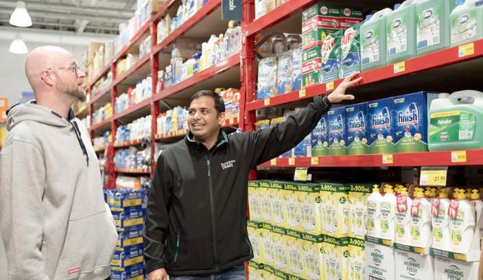 Bunnings team member helping out a customer in the cleaning isle