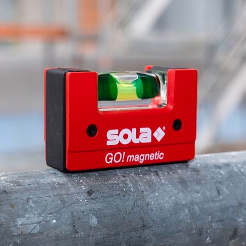 V-groove
  measuring surface, ideal for both horizontal and vertical measurements.
