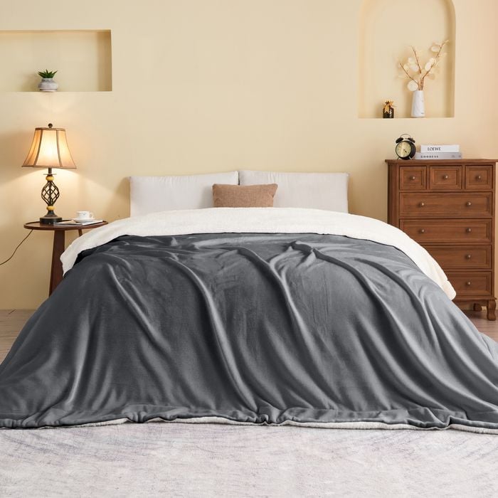 LINENOVA Sherpa Flannelette Blanket Luxury Soft Warm Blanket Queen Size - Charcoal