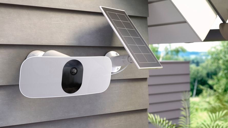 Brand page - Arlo - Gallery - Pro3_Flooglight_Camera_Lifestyle_Solar_Panel_Render
