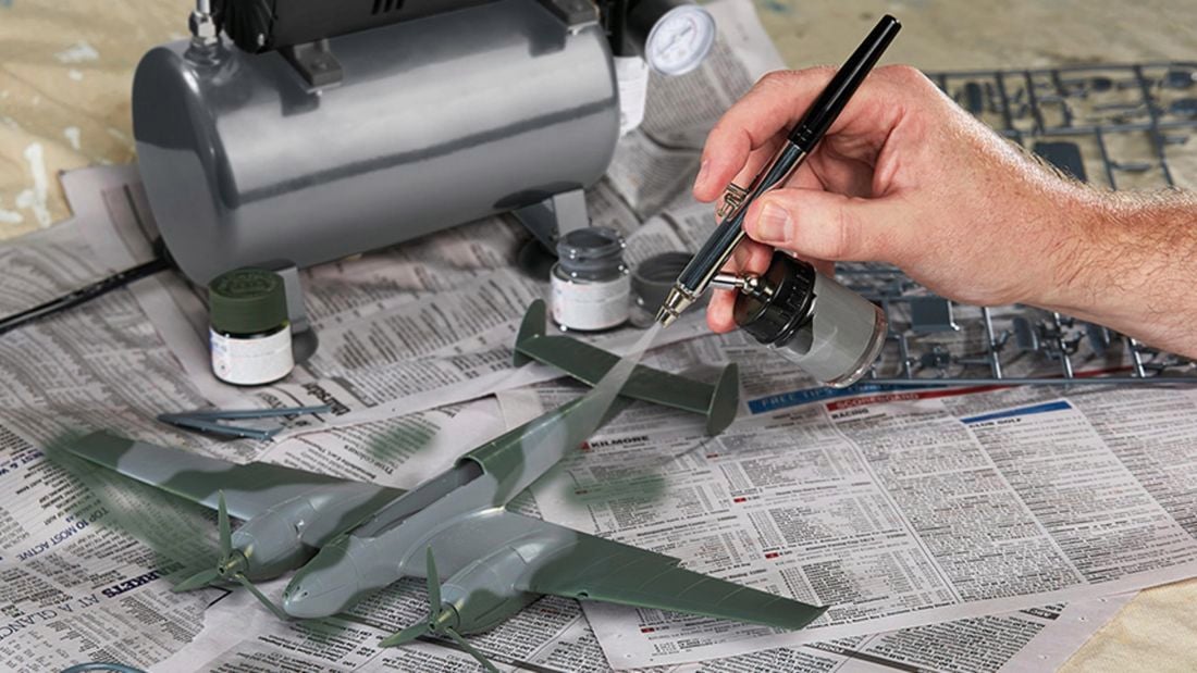 Colouring toy with an air tool