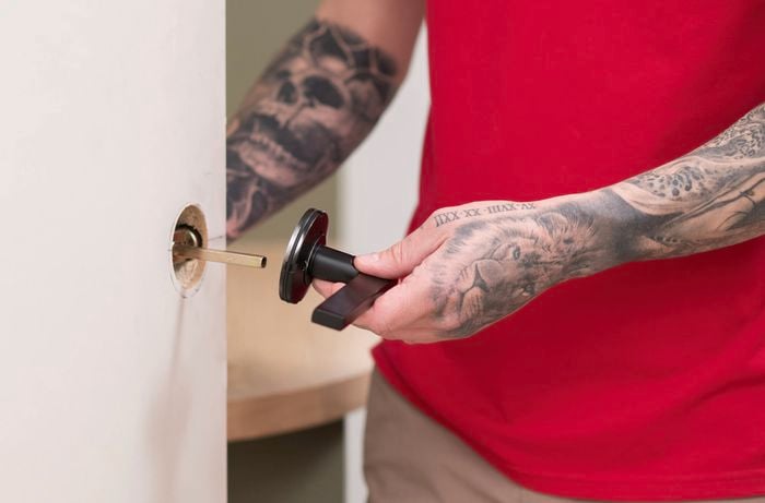  Install the door handle by aligning it with the latch mechanism