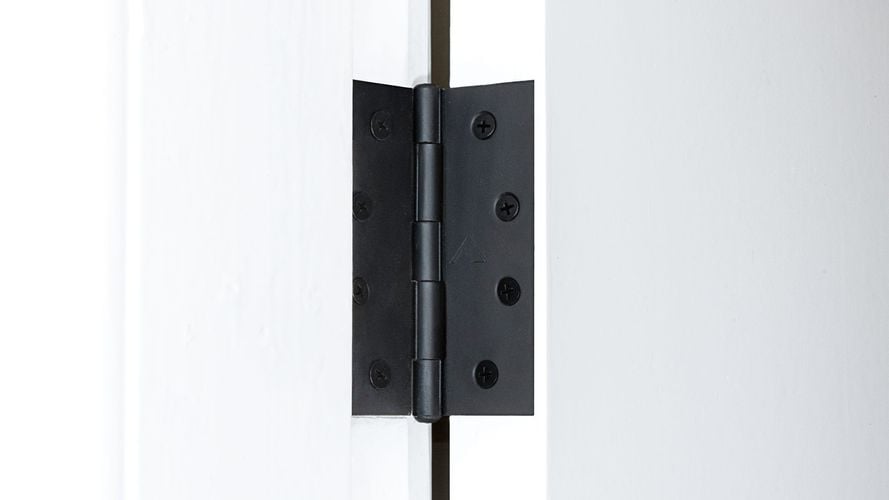 A Pinnacle matte black hinge.