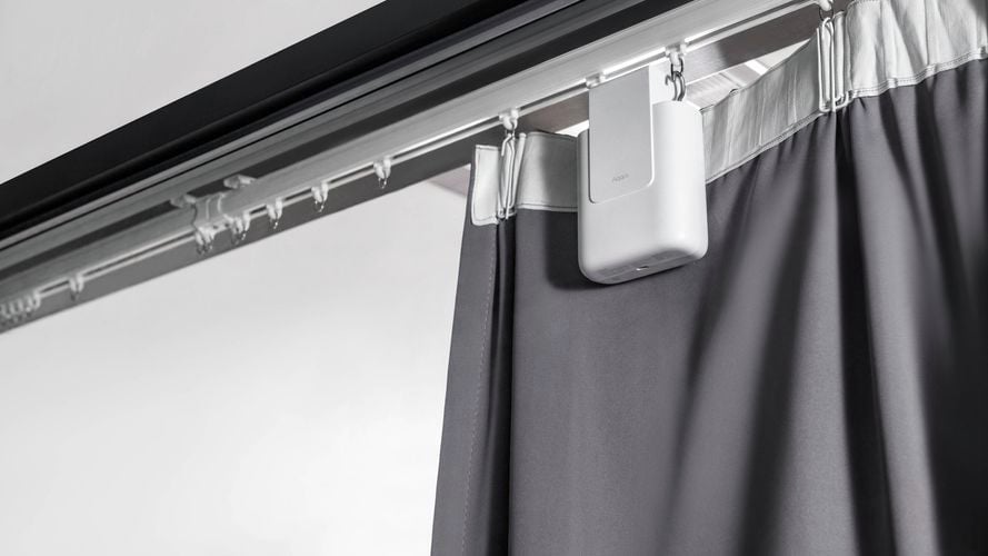 Aqara Curtain Driver E1 installed on a curtain rail with closed curtains
