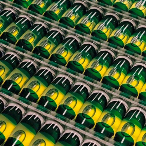 Anti-static
  and temperature-resistant vial fluid offers excellent light resistance and
  prevents bubbling from shocks.
