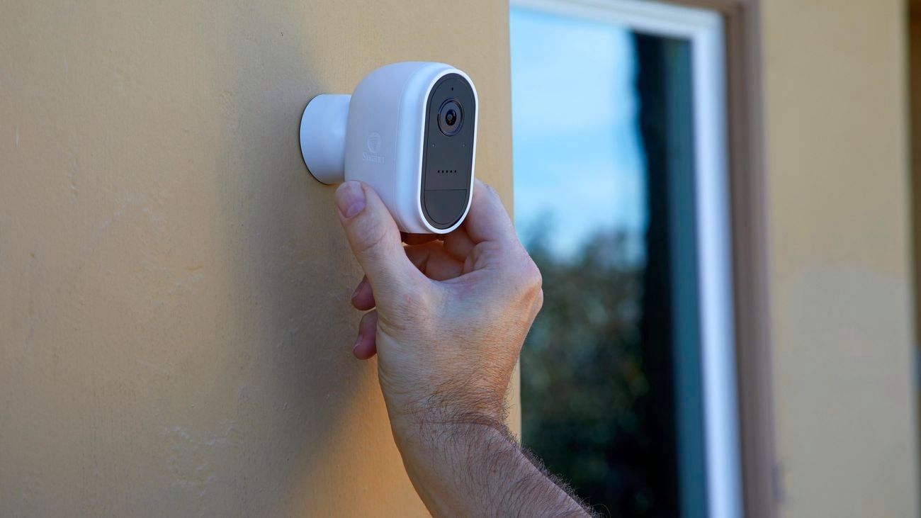 Security camera - Side of house - Close - Swann