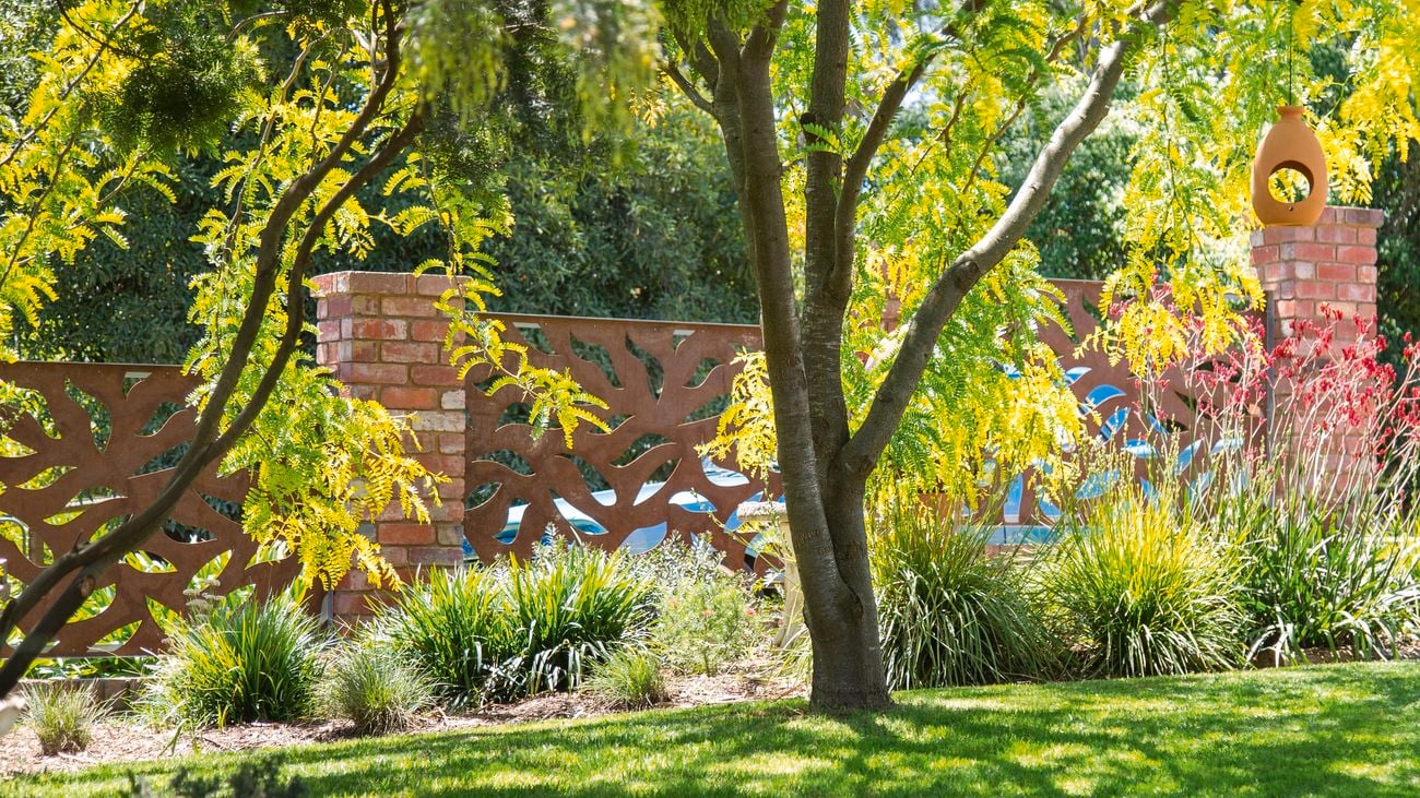 Tuscan Path privacy screen in rust, in a backyard