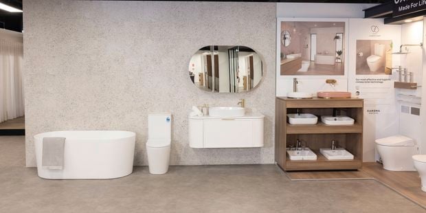 A display area with white products that are used in bathrooms.