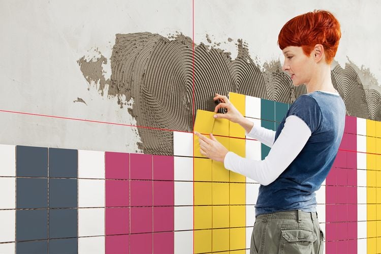 Laser level providing alignment lines for wall tiles