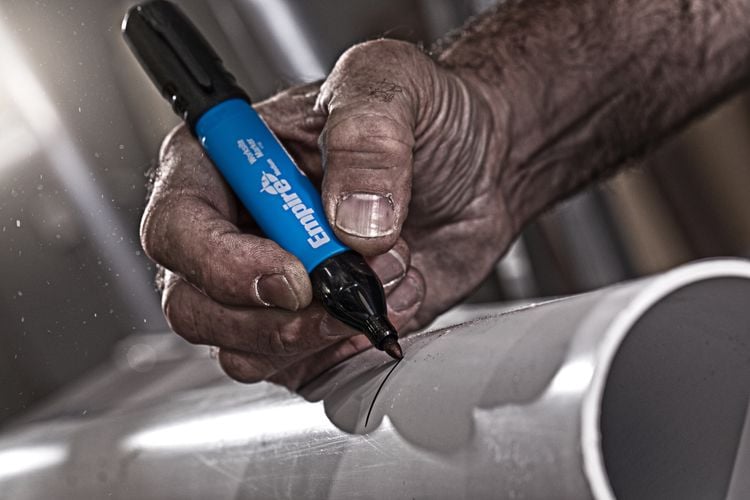 A felt tip marker being used on a piece of pipe