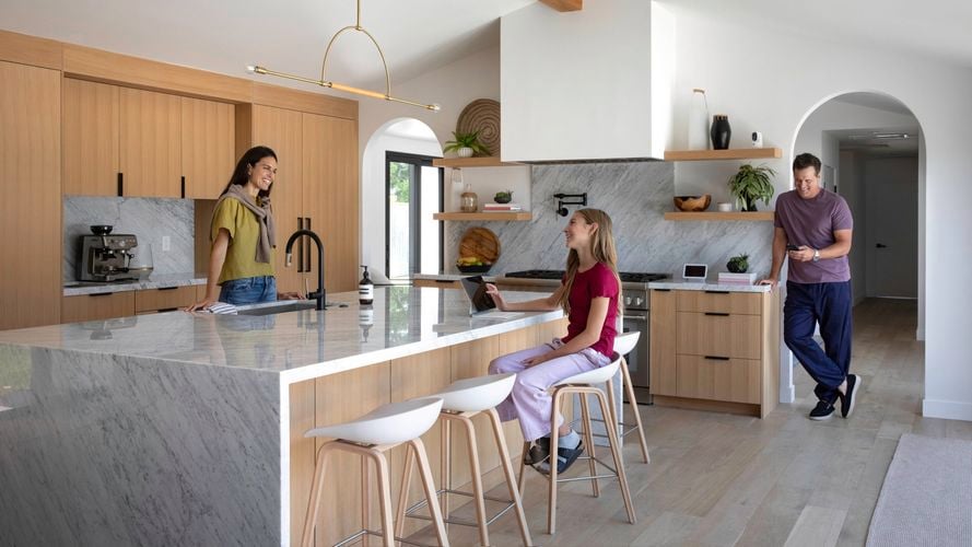 Brand page - Arlo - Gallery - PTZ_Indoor_White_Google_Wide
