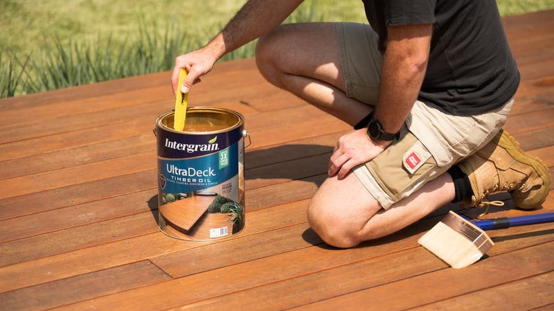 Top coat bucket on deck