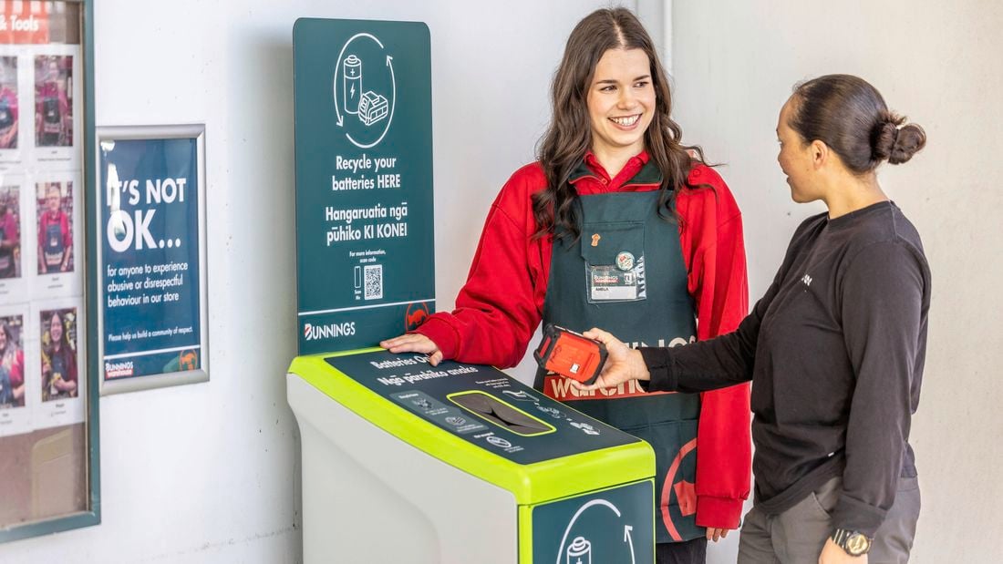 Bunnings team member helping a customer recycle their battery.