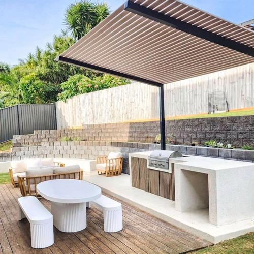 Elevate your outdoor aesthetic with The Hollywood pergola. Its sleek design and angled straight arms create a contemporary focal point, providing optimal shade and sophistication.