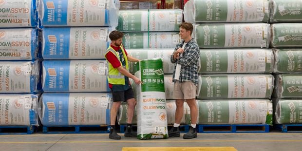 Bunnings team member showing a customer glasswool insulation in a bunnings store