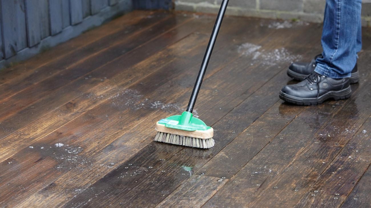 DIY - Header - How to clean a deck