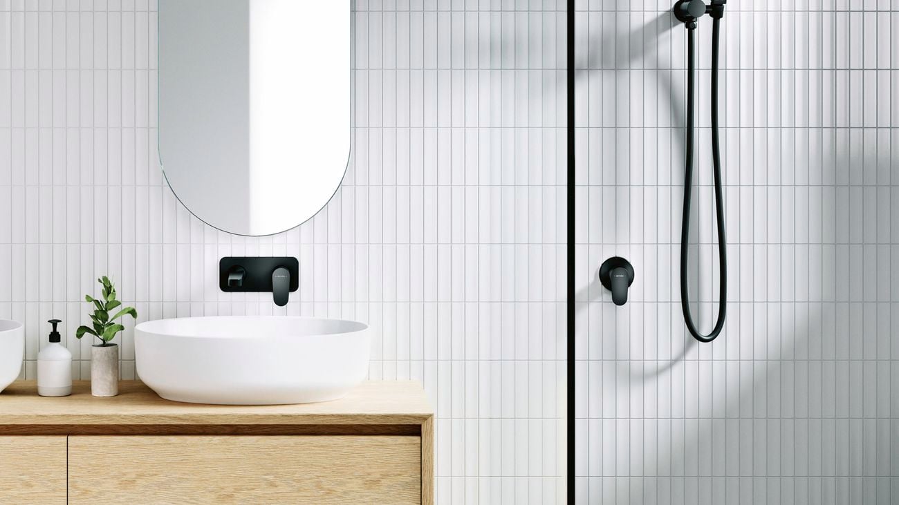 Mounted basin in bathroom with mirror.