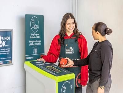 Bunnings team member helping a customer recycle their battery.