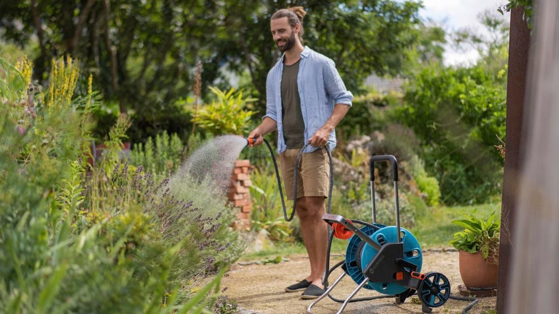 Image for article: Enjoy low-stress gardening with a GARDENA kink-free hose