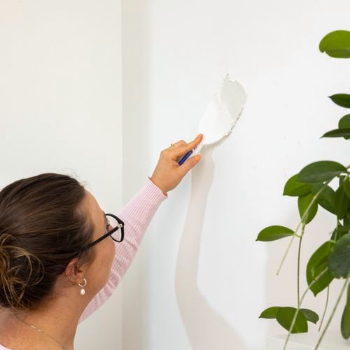 The Pro
  Renovator range of plastic scrapers are ideal for applying soft putty to
  cracks and holes in walls, doors, furniture and timber. The soft flexible tip
  allows a smooth even finish. I/N 1660092
