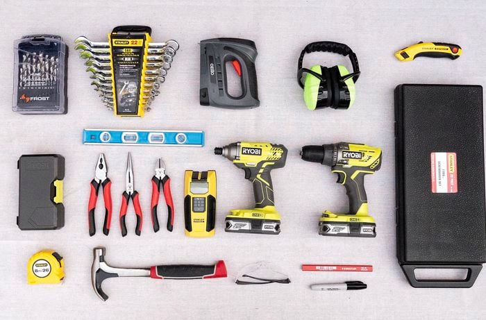 Set of spanners, drill bit skin, earmuffs.