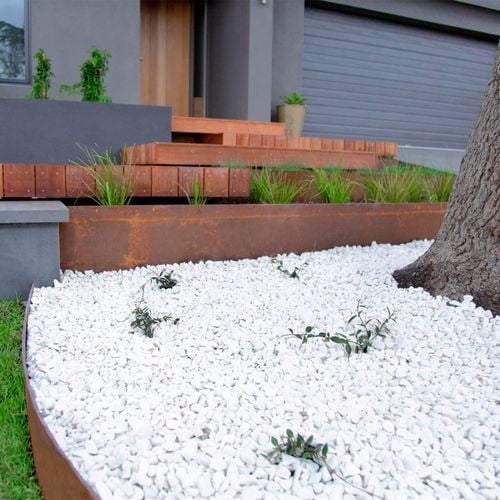 One of
  our most popular pebble choices, our Snow White Stone offers high coverage,
  high impact application for contemporary landscapes. I/N 3460481